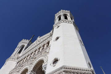 Obraz premium Ville de Lyon - La Basilique Notre Dame de Fourvière ouverte en 1872 - architecture de style néo-byzantin ou romano-byzantin - extérieur