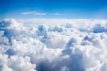  Witte wolken op blauwe hemelachtergrond close-up, cumuluswolken hoog in azuurblauwe luchten, prachtige luchtfoto cloudscape uitzicht van bovenaf, zonnig hemellandschap, helder bewolkte hemel uitzicht vanuit vliegtuig, kopieer ruimte © Vera NewSib