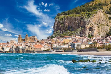 Deurstickers Palermo Mooie Cefalu, badplaats aan de Tyrrheense kust van Sicilië, Italië