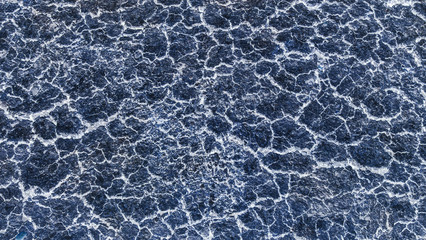 Vertrockneter Erdboden blau eingefärbt