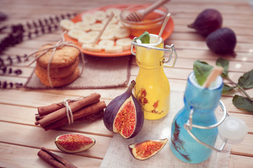 the yogurt with a fig and cinnamon, cookie and honey with banana