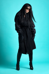 Femme trench et solaire en studio 
