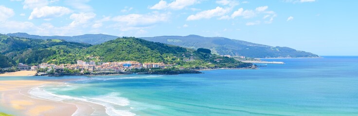 Fototapeta premium urdaibai estuary and mundaka fishing town at background, Spain