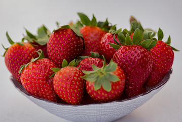Bol con fresas maduras