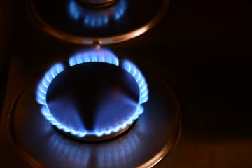 Fuego encendido en el quemador de una hornilla de gas