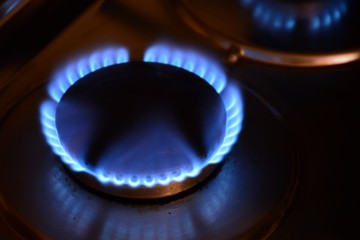 Fuego encendido en el quemador de una hornilla de gas
