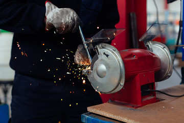 Using a grinding machine industrial