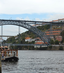 Ciudad de Oporto, Portugal, con barcos.