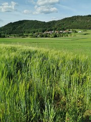 Hohes Grad mit Dorf und Himmel