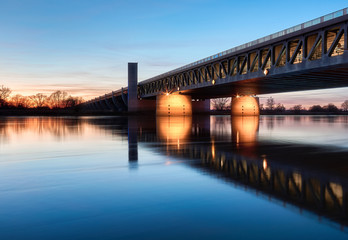 Trogbrücke Elbe Wasserstraßenkreuz Magdeburg Blaue Stunde