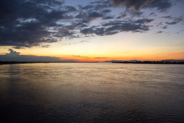 Obraz premium Mekong River in Pakse, South of Laos against sunset