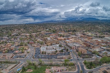 Naklejka premium Santa Fe to mała stolica stanu Nowy Meksyk z budynkami w regionalnym stylu Pueblo