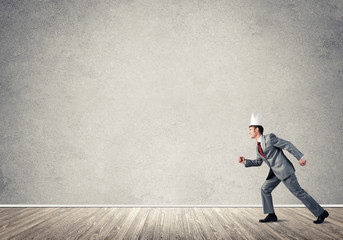 Obraz premium King businessman in elegant suit running in empty room