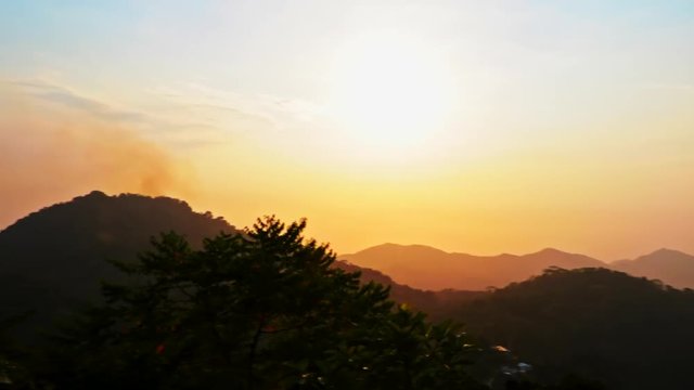 farbenfroher Sonnenuntergang im tropischen Regenwald S&uuml;damerikas