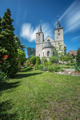 Fototapeta na wymiar Gelände der St. Lorenz-Kirche in Schöningen im Landkreis Helmstedt