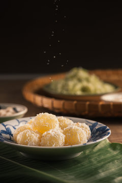 Sweet boiled ball dessert, roll over the grated coconut