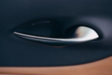 Handle door opening in the vehicle