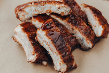Delicious barbecued ribs seasoned with a spicy basting sauce
