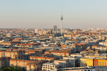Naklejka premium Berlin wieczorem antenowe gród, Niemcy.