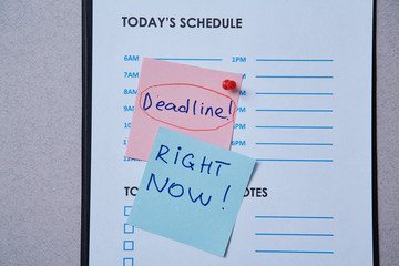 Obraz premium Time management deadline and schedule concept: schedule sheet and sticker with inscription on grey background