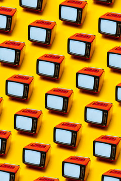 Old analog TV displaying noise repetition