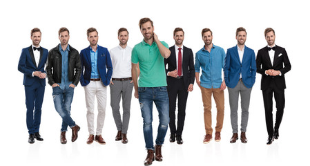Obraz premium Casual guy walking in front of a team of himselfs