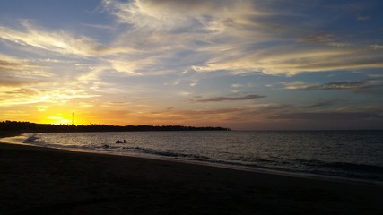 hermoso atardecer en la playa