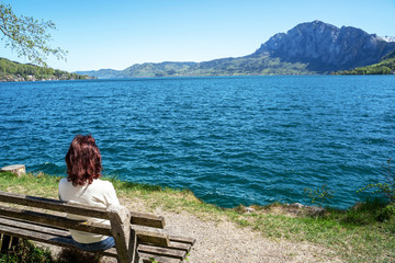 Fototapeta premium Auf einer Bank an den Seen im Salzburger Land
