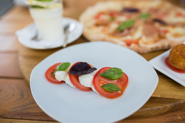 Fresh tomatoes with cheese and basilio