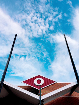 O between art deco posts