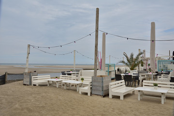 Nadmorska kawiarnia bez klientów w pochmurny dzień © W Korczewski