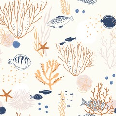 Doodle naadloze patroon met koralen, vissen, zeesterren, vlekken en stippen. Vector hand getekende illustratie.