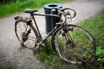 Fototapeta na wymiar Sehr altes, stillgelegtes Fahrrad am Radweg Rand Antriebslos. Mobilitätswende in der Sackgasse