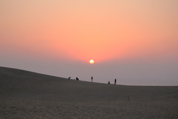 Obraz premium 砂漠からの夕日