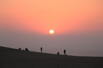 Fototapeta na wymiar 砂漠からの夕日
