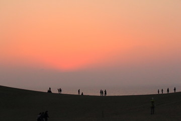 Fototapeta na wymiar 砂漠と夕日