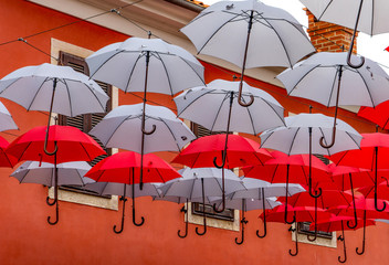 Bunte Schirme über der Einkaufszone Novigrad, Istrien,Kroatien