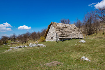 Obraz premium Thatched cottage in Montenegro