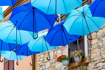 Fototapeta na wymiar Altstadt, Schirme über der Einkaufsstrasse in Novigrad, Istrien, Kroatien