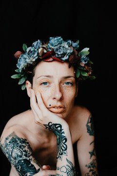 WOMAN WITH CROWN OF FLOWERS DISGUED OF NINFA