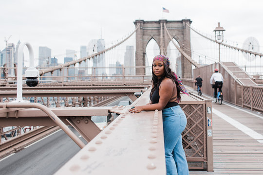 Fashionable woman at the Brooklyn Bridge
