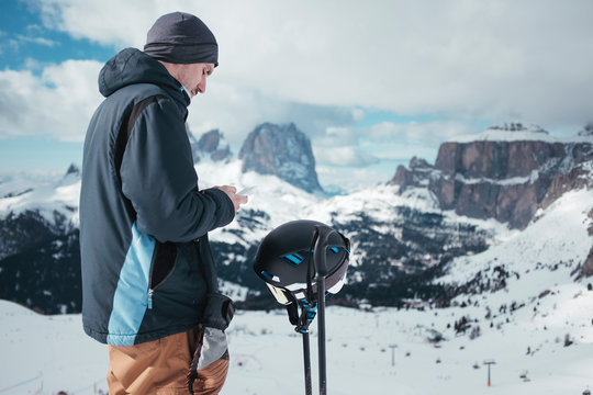 Man skiing