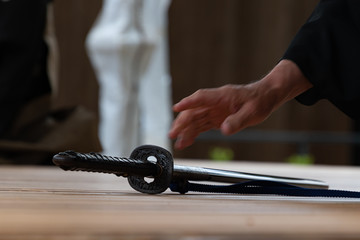 日本刀を持った男性