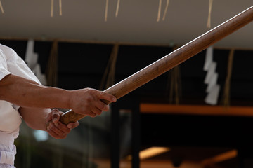 木刀を構える人物