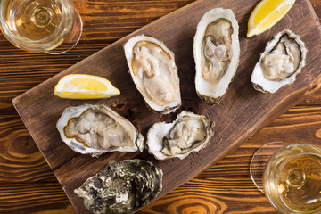 Fresh Oysters with lemon and white wine