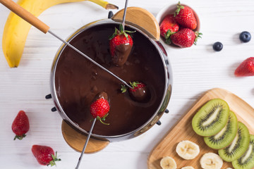 Chocolate fondue whith fruit and berries