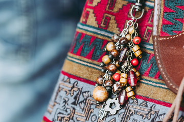 Perles en bois colorées accrochées à un sac à main