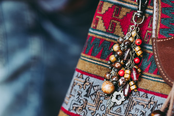 Perles en bois colorées accrochées à un sac à main