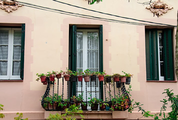 Fototapeta na wymiar Coloridos y pintorescos balcones de la ciudad de Barcelona. Arquitectura urbana. 