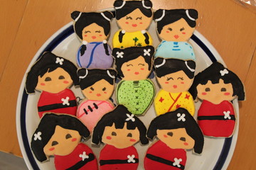 Set de hermosas galletas de vainilla en forma de muñequitas geishas con vestidos en distintos...